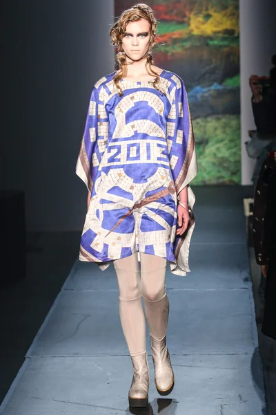 Look 16